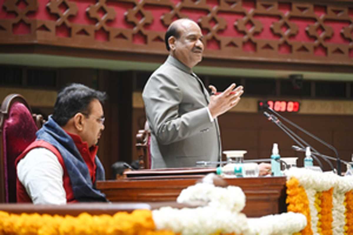 अध्यक्षपीठ की अवहेलना करना, सदस्यों का बैनर और तख्तियां लाना गरिमापूर्ण आचरण नहीं है : ओम बिरला